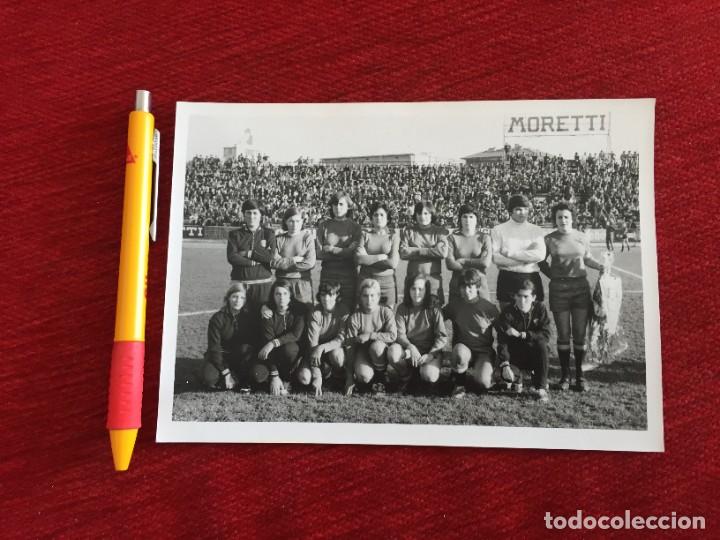 Coleccionismo deportivo: R15407 FOTO FOTOGRAFIA ORIGINAL EL ORIGEN FUTBOL FEMENINO ONCE ALINEACION ESPA&Ntilde;A DEDICATORIA FUENTES