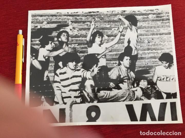 Sammelleidenschaft Sport: F16556 FOTO FOTOGRAFIA ORIGINAL DE PRENSA (8-4-1985) BOCA JUNIORS INDEPENDIENTE POLICIA HERIDO BALA