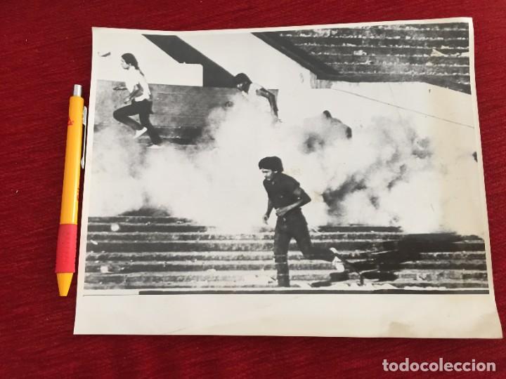 Colecionismo desportivo: F16562 FOTO FOTOGRAFIA ORIGINAL DE PRENSA (8-4-1985) BOCA JUNIORS INDEPENDIENTE INCIDENTES POLICIA