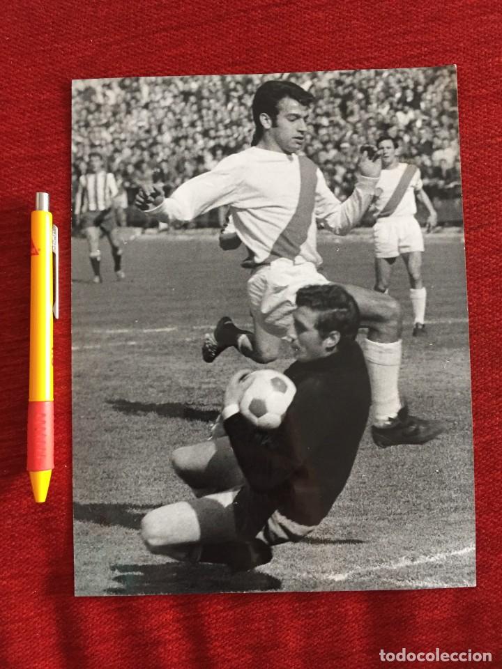 Collectionnisme sportif: F16642 FOTO FOTOGRAFIA ORIGINAL PRENSA RAYO VALLECANO SPORTING GIJON (1-3-1970) NICOLAS ARAEZ CASTRO