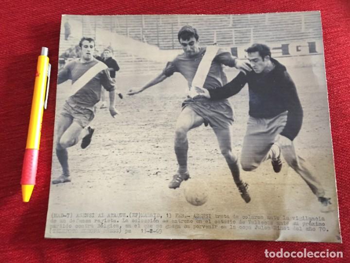 Collectionnisme sportif: F16672 FOTO FOTOGRAFIA ORIGINAL DE PRENSA (13-2-1969) ASENSI RAYO VALLECANO ESPA&Ntilde;A ENTRENAMIENTO