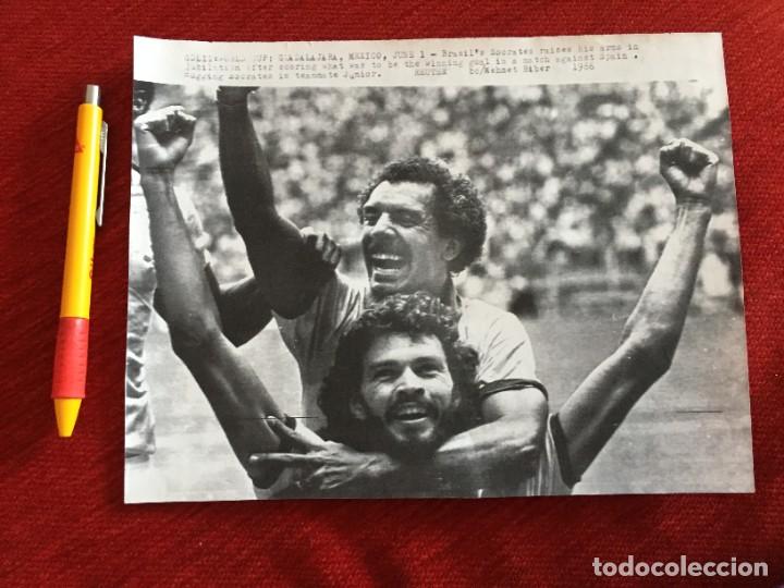 Coleccionismo deportivo: F16879 FOTOCOPIA FOTO FOTOGRAFIA MUNDIAL (1-6-1986) SOCRATES ESPA&Ntilde;A BRASIL JUNIOR