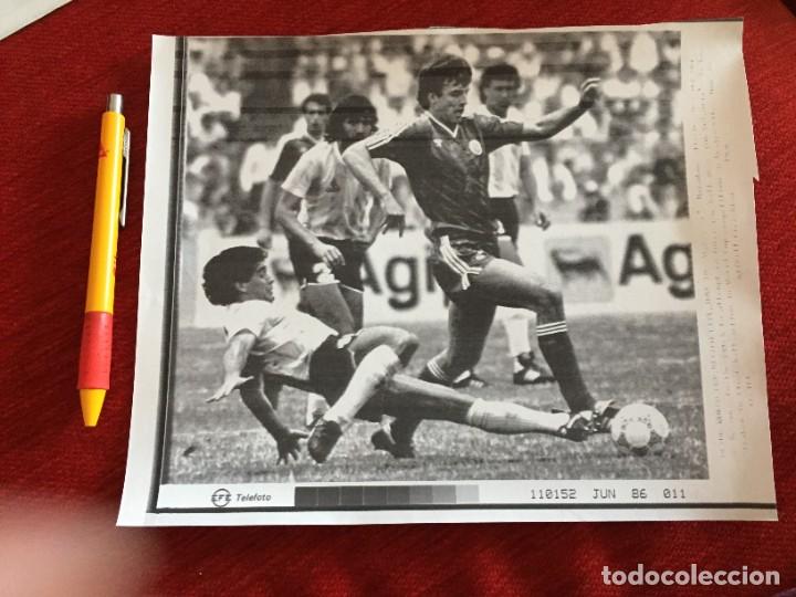 Coleccionismo deportivo: F16887 FOTOCOPIA FOTO FOTOGRAFIA DE PRENSA MUNDIAL (10-6-1986) ARGENTINA BULGARIA MARADONA
