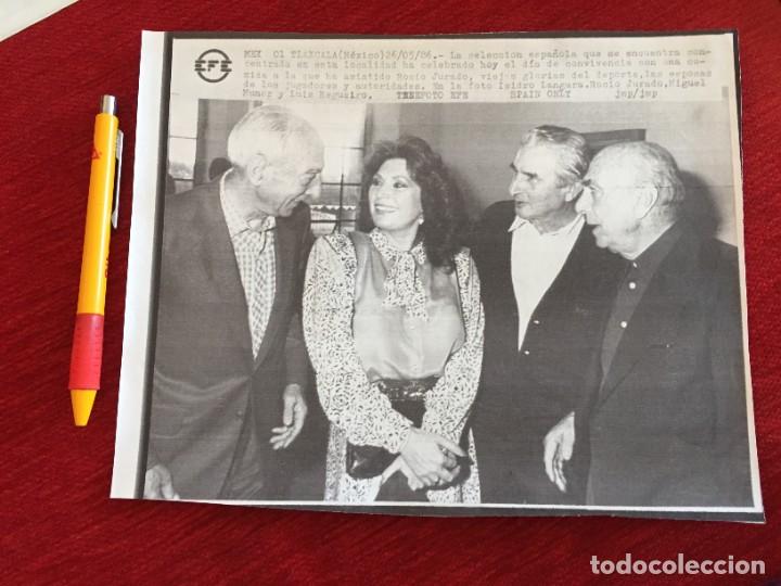 Coleccionismo deportivo: F16940 FOTOCOPIA FOTO FOTOGRAFIA MUNDIAL (26-5-1986) ROCIO JURADO ISIDRO LANGARA LUIS REGUEIRO
