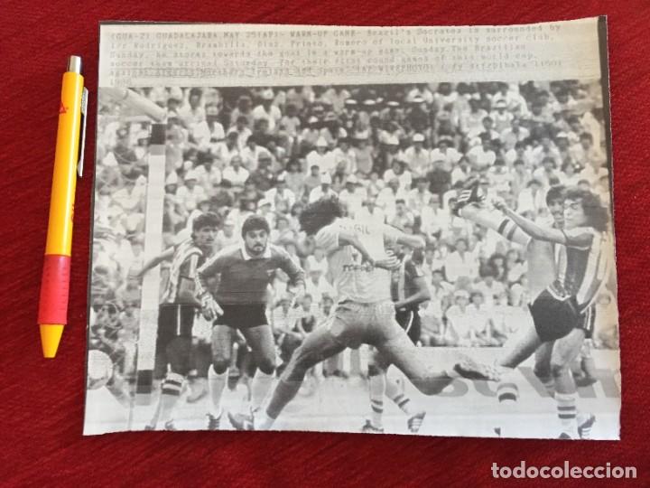 Coleccionismo deportivo: F16944 FOTOCOPIA FOTO FOTOGRAFIA MUNDIAL (25-5-1986) BRASIL SOCRATES RODRIGUEZ BRABULLA DIAZ ROMERO