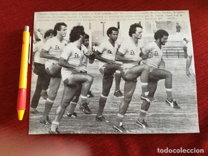 Coleccionismo deportivo: F17055 FOTOCOPIA FOTO FOTOGRAFIA MUNDIAL BRASIL 1982 RENATO CARECA BATISTA LUISINHO JUNIOR