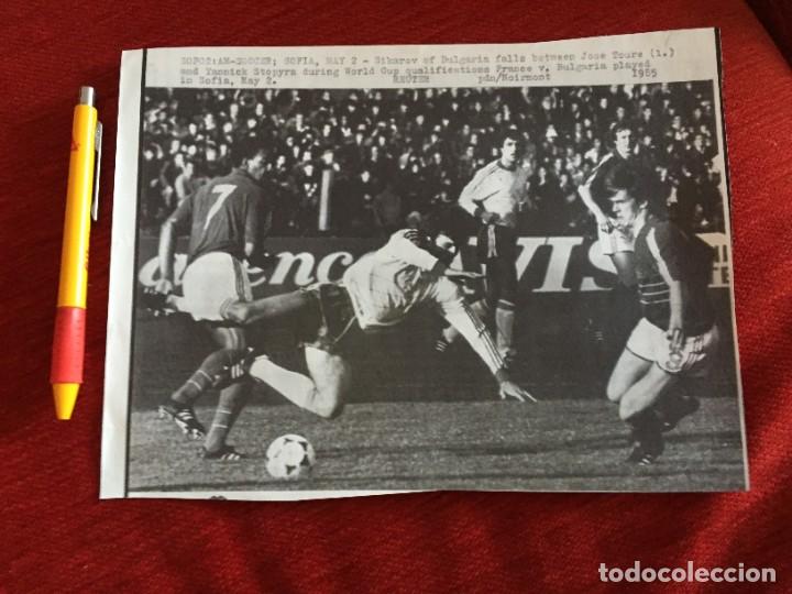 Coleccionismo deportivo: F17057 FOTOCOPIA FOTO FOTOGRAFIA MUNDIAL (2-5-1986) SIKAROV FRANCIA BULGARIA JOSE TOURE STOPYRA