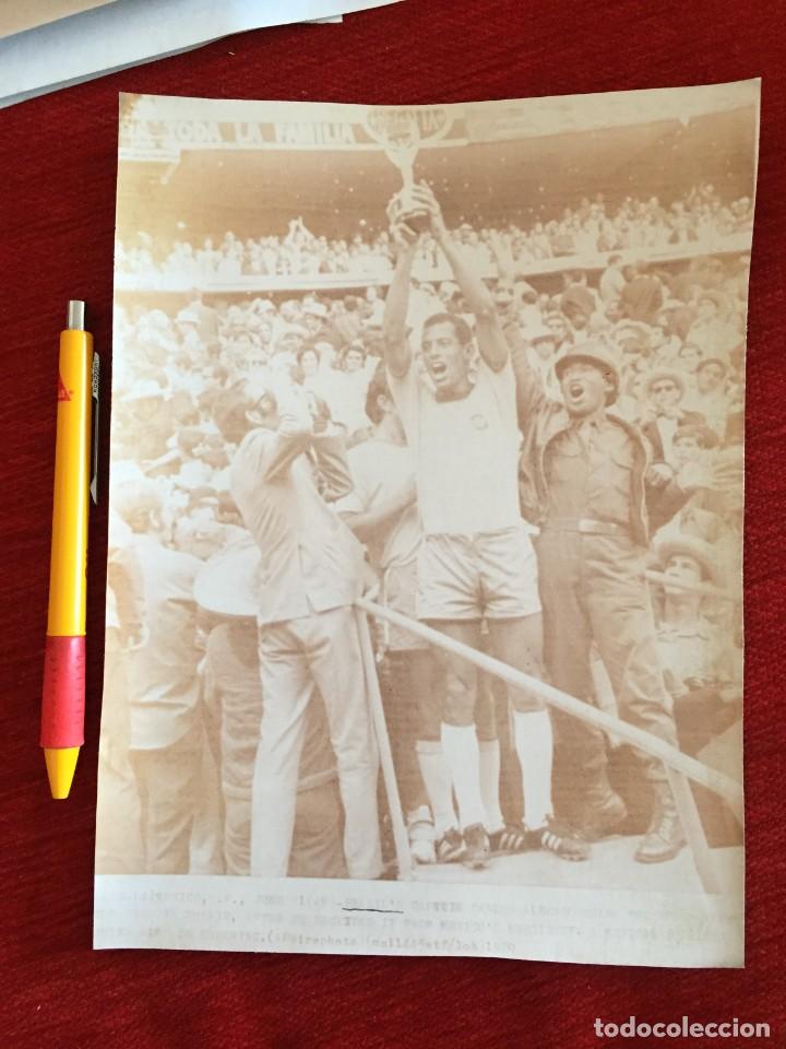 Sammelleidenschaft Sport: F17150 FOTO FOTOGRAFIA ORIGINAL FINAL MUNDIAL(21-6-1970)BRASIL 4-1 ITALIA CARLOS ALBERTO JULES RIMET