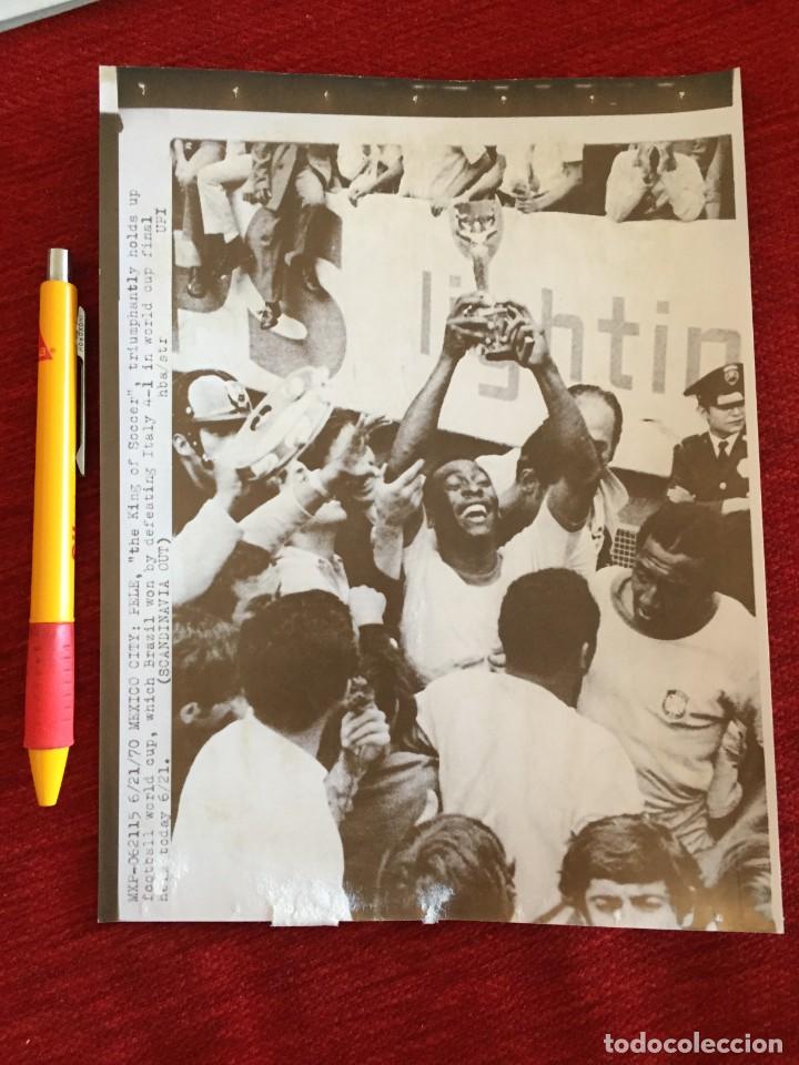 Sammelleidenschaft Sport: F17160 FOTO FOTOGRAFIA ORIGINAL FINAL MUNDIAL (21-6-1970) BRASIL 4-1 ITALIA PELE JULES RIMET