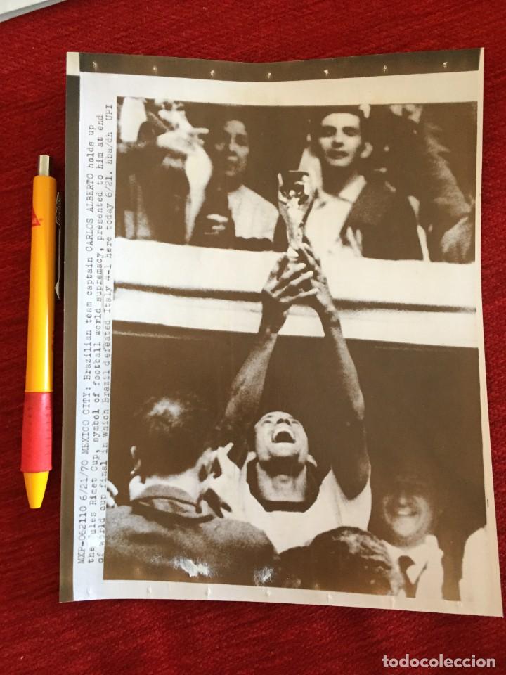 Sammelleidenschaft Sport: F17161 FOTO FOTOGRAFIA ORIGINAL FINAL MUNDIAL(21-6-1970)BRASIL 4-1 ITALIA CARLOS ALBERTO JULES RIMET