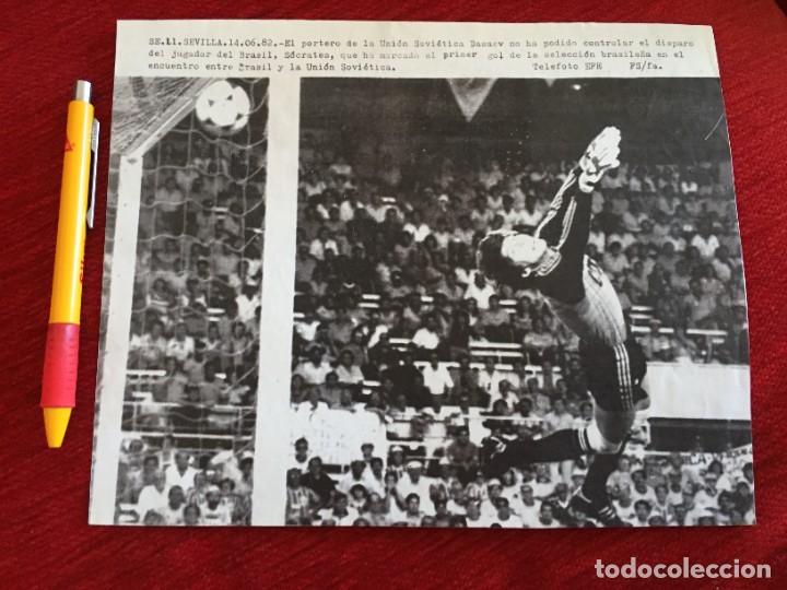 Coleccionismo deportivo: F17203 FOTOCOPIA FOTO FOTOGRAFIA (14-6-1982) DASAEV UNION SOVIETICA RUSIA BRASIL GOL SOCRATES