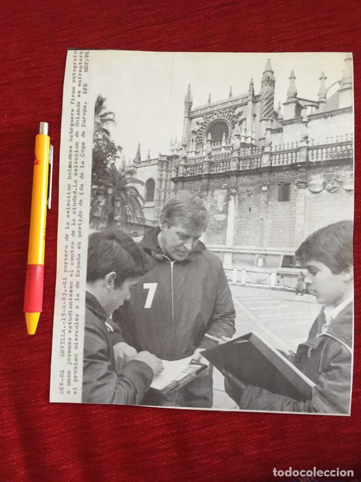 Coleccionismo deportivo: F17741 FOTOCOPIA FOTO FOTOGRAFIA DE PRENSA (15-2-1983) PIET SCHRIJVERS HOLANDA AUTOGRAFOS