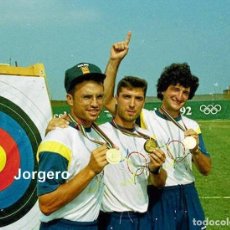 Coleccionismo deportivo: SELECCIÓN ESPAÑOLA DE TIRO CON ARCO. MEDALLA DE ORO JJ.OO. BARCELONA 1992. FOTO. Lote 296784528