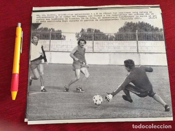 Coleccionismo deportivo: F17815 FOTOCOPIA FOTO FOTOGRAFIA DE PRENSA ESPA&Ntilde;A (4-2-1981) MACEDA SATRUSTEGUI BUYO CAMPO PEGASO