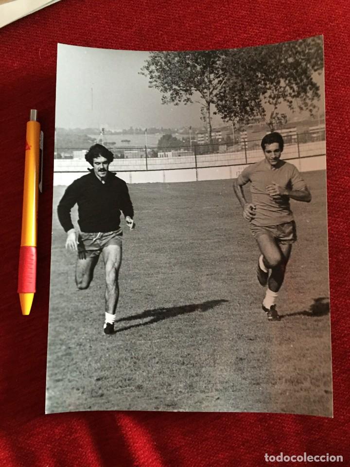 Coleccionismo deportivo: F17993 FOTO FOTOGRAFIA ORIGINAL DE PRENSA ESPA&Ntilde;A ENTRENAMIENTO CIUDAD PEGASO LEAL Y OLMO