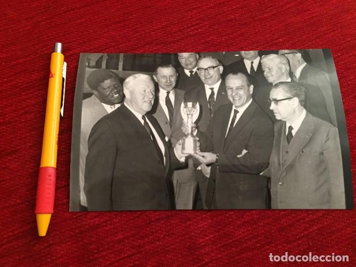 Sammelleidenschaft Sport: F18068 FOTO FOTOGRAFIA ORIGINAL TROFEO JULES RIMET MUNDIAL INGLATERRA 1966 LUIZ MURGUEL STANLEY ROUS