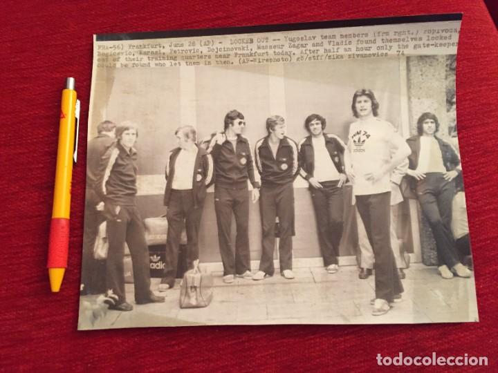 Sports collectibles: F18161 FOTO FOTOGRAFIA ORIGINAL MUNDIAL ALEMANIA (28-6-1974) YUGOSLAVIA KARASI PETROVIC DOJCINOVSKI