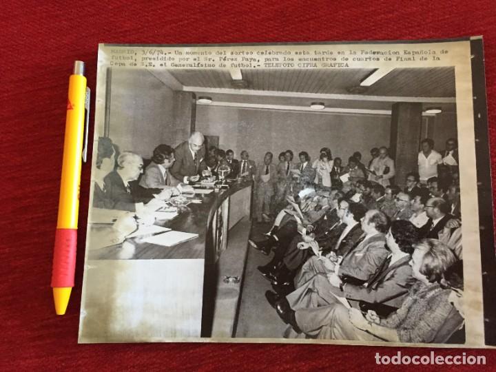 Coleccionismo deportivo: F18871 FOTO FOTOGRAFIA ORIGINAL SORTEO COPA FEDERACION ESPA&Ntilde;OLA DE FUTBOL (3-6-1974) PEREZ PAYA