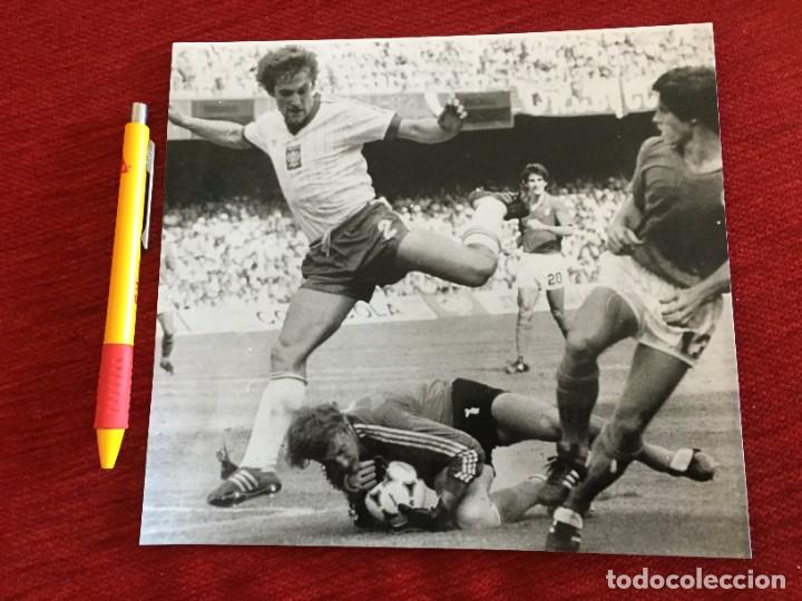 Coleccionismo deportivo: F18929 FOTO FOTOGRAFIA ORIGINAL MUNDIAL(8-7-1982)POLONIA 0-2 ITALIA Jozef Mlynarczyk Gabriele Oriali