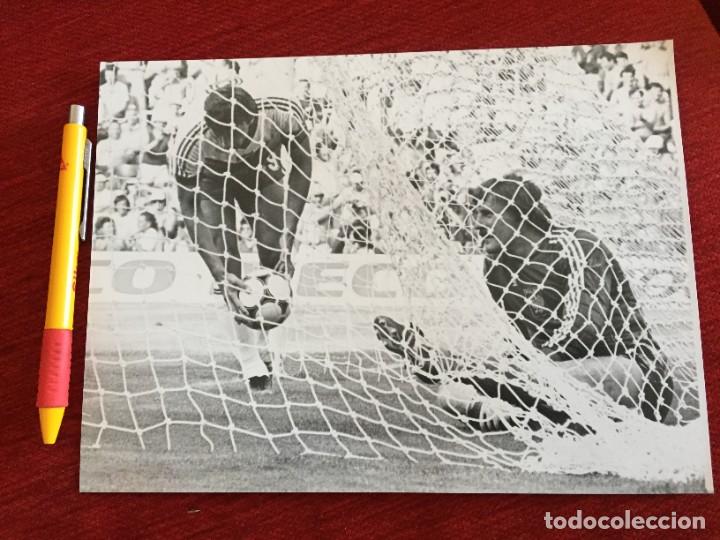Coleccionismo deportivo: F18935 FOTO FOTOGRAFIA ORIGINAL MUNDIAL (8-7-1982) POLONIA ITALIA Jozef Mlynarczyk Wladyslaw Zmuda
