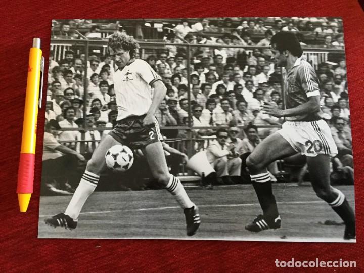 Coleccionismo deportivo: F18937 FOTO FOTOGRAFIA ORIGINAL MUNDIAL (4-7-1982) FRANCIA IRLANDA NORTE Gerard Soler Jimmy Nicholl