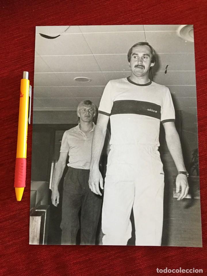 Coleccionismo deportivo: F18945 FOTO FOTOGRAFIA ORIGINAL MUNDIAL 1982 ALEMANIA ULI STIELIKE