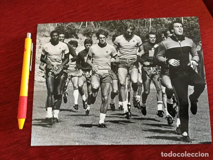 Coleccionismo deportivo: F18947 FOTO FOTOGRAFIA ORIGINAL MUNDIAL ESPA&Ntilde;A 1982 ENTRENAMIENTO DESCONOZCO QUE SELECCION