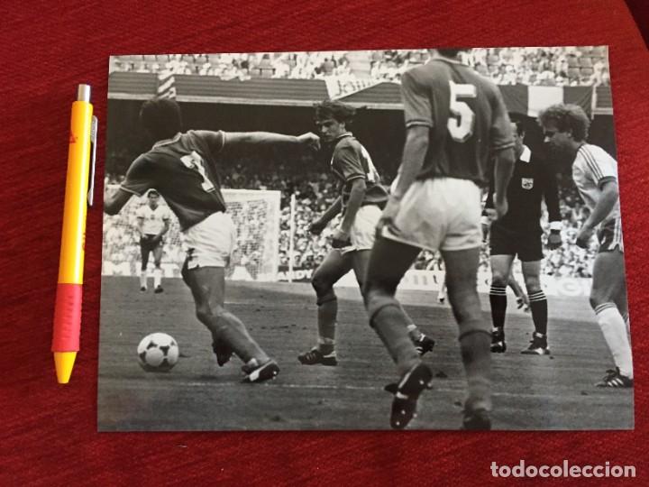 Coleccionismo deportivo: F18961 FOTO FOTOGRAFIA ORIGINAL MUNDIAL (8-7-1982) ITALIA POLONIA Fulvio Collovati Gaetano Scirea