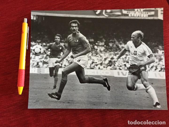 Coleccionismo deportivo: F18962 FOTO FOTOGRAFIA ORIGINAL MUNDIAL (8-7-1982) ITALIA POLONIA Alessandro Altobelli Grzegorz Lato