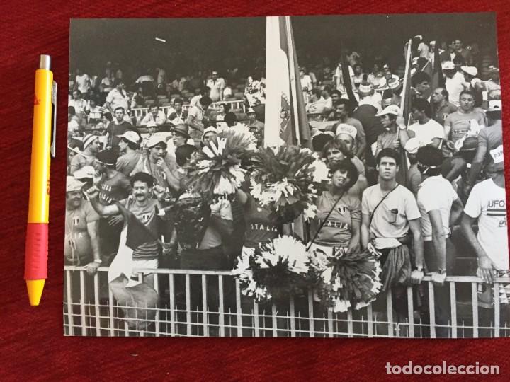 Coleccionismo deportivo: F18963 FOTO FOTOGRAFIA ORIGINAL MUNDIAL (8-7-1982) ITALIA POLONIA AFICION TIFOSI