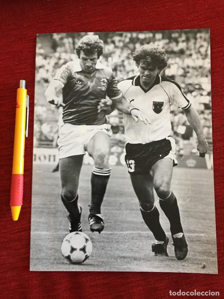 Coleccionismo deportivo: F19032 FOTO FOTOGRAFIA ORIGINAL MUNDIAL AUSTRIA 2-2 IRLANDA DEL NORTE (1-7-1982) Max Hagmayr