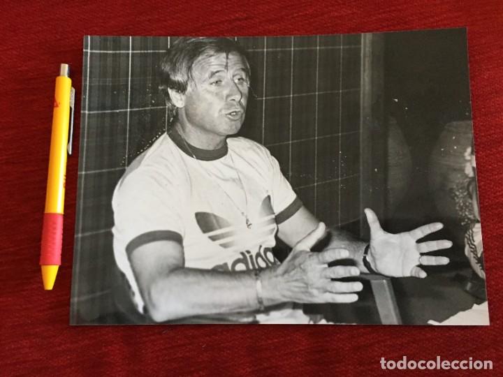 Coleccionismo deportivo: F19041 FOTO FOTOGRAFIA ORIGINAL MUNDIAL ESPA&Ntilde;A 1982 MICHEL HIDALGO ENTRENADOR FRANCIA