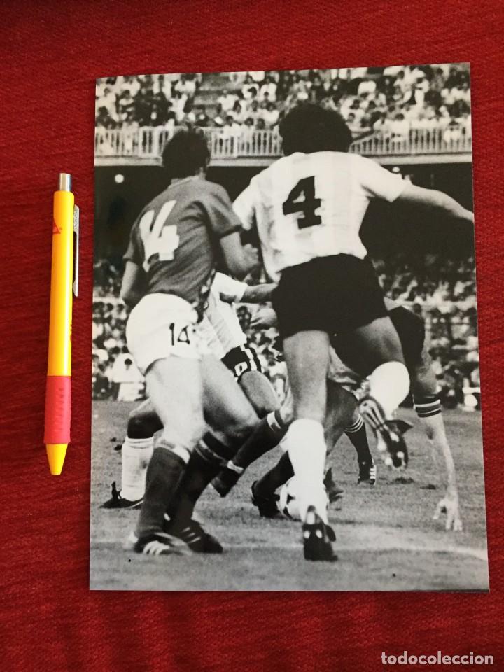 Coleccionismo deportivo: F19044 FOTO FOTOGRAFIA ORIGINAL MUNDIAL BELGICA 1-0 ARGENTINA (13-6-1982) Marc Baecke Daniel Bertoni