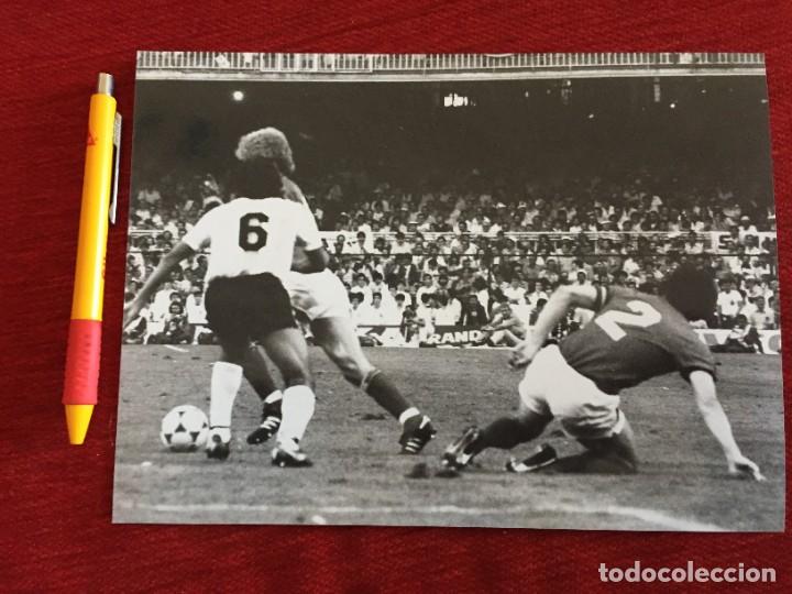 Coleccionismo deportivo: F19064 FOTO FOTOGRAFIA ORIGINAL MUNDIAL BELGICA 1-0 ARGENTINA (13-6-1982) Eric Gerets Ramon DIAZ