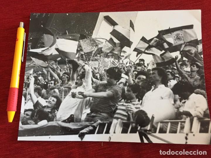 Coleccionismo deportivo: F19088 FOTO FOTOGRAFIA ORIGINAL MUNDIAL ESPA&Ntilde;A 2-1 YUGOSLAVIA (20-6-1982) PUBLICO BANDERAS