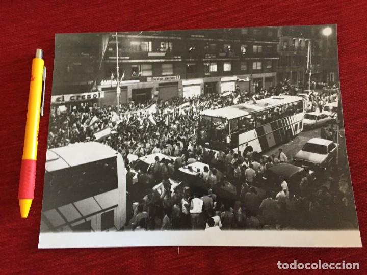 Coleccionismo deportivo: F19091 FOTO FOTOGRAFIA ORIGINAL MUNDIAL ESPA&Ntilde;A 2-1 YUGOSLAVIA (20-6-1982) CELEBRACION EL CRESOL