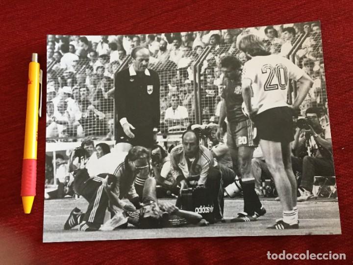 Coleccionismo deportivo: F19270 FOTO FOTOGRAFIA ORIGINAL MUNDIAL(2-7-1982)ESPA&Ntilde;A ALEMANIA QUINI KALTZ Manfred LESION JUANITO