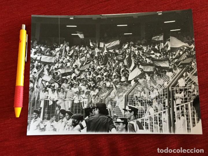 Coleccionismo deportivo: F19278 FOTO FOTOGRAFIA ORIGINAL MUNDIAL (5-7-1982) ESPA&Ntilde;A 0-0 INGLATERRA AFICION PUBLICO BANDERAS
