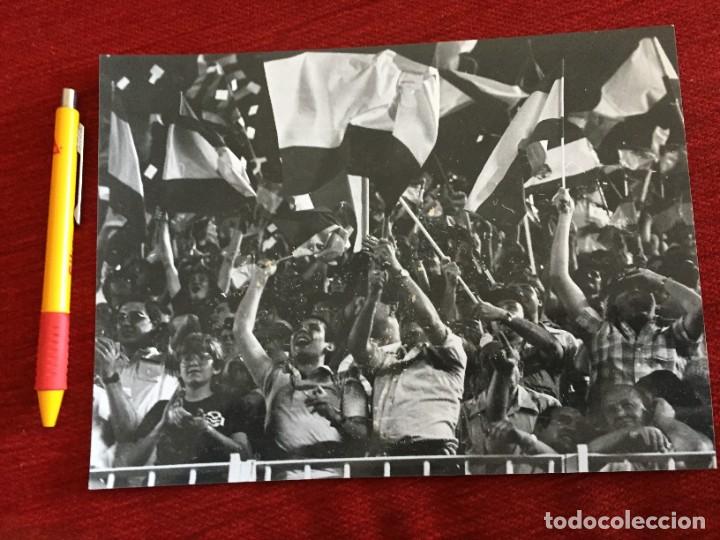 Coleccionismo deportivo: F19279 FOTO FOTOGRAFIA ORIGINAL MUNDIAL (5-7-1982) ESPA&Ntilde;A 0-0 INGLATERRA AFICION PUBLICO BANDERAS
