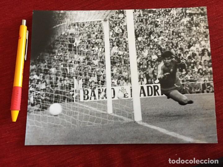 Coleccionismo deportivo: F19397 FOTO FOTOGRAFIA ORIGINAL ESPA&Ntilde;A 1-1 RUMANIA (17-4-1975) GOL VELAZQUEZ RADUCANU Necula