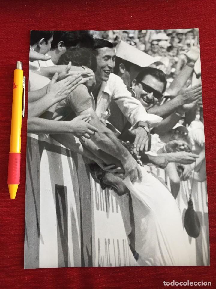 Collectionnisme sportif: F19539 FOTO FOTOGRAFIA ORIGINAL RAYO VALLECANO 1-0 HERCULES (3-10-1971) GOL LORENZO BENITO