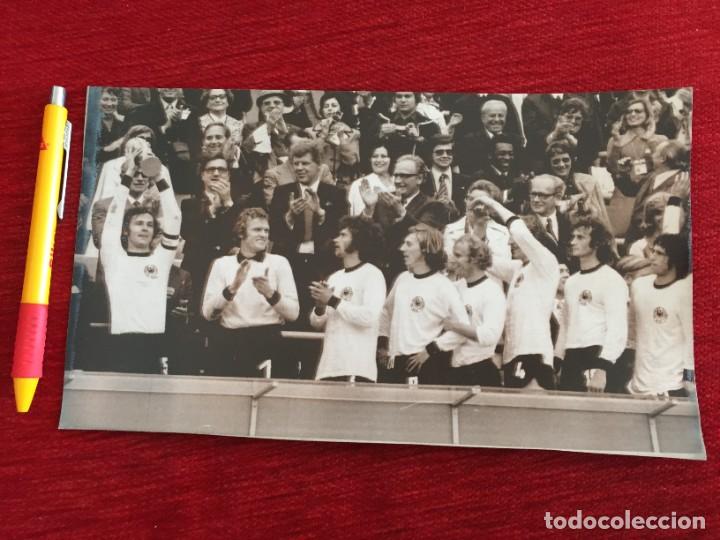 Coleccionismo deportivo: F19630 FOTO FOTOGRAFIA ORIGINAL FINAL MUNDIAL (7-7-1974) ALEMANIA 2-1 HOLANDA CAMPEON TROFEO