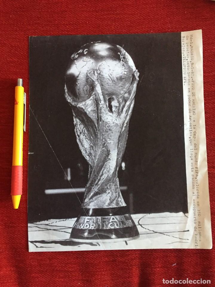 Coleccionismo deportivo: F19760 FOTOCOPIA FOTO FOTOGRAFIA TROFEO COPA DEL MUNDO MUNDIAL FIFA ESPA&Ntilde;A 1982 (9-1-1982)