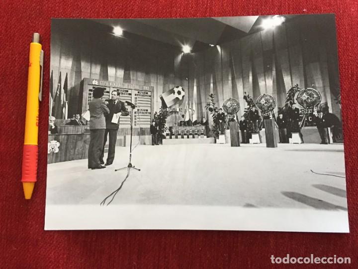 Coleccionismo deportivo: F19771 FOTO FOTOGRAFIA ORIGINAL MUNDIAL ESPA&Ntilde;A 82 SORTEO COPA MUNDIAL DE FUTBOL 1982