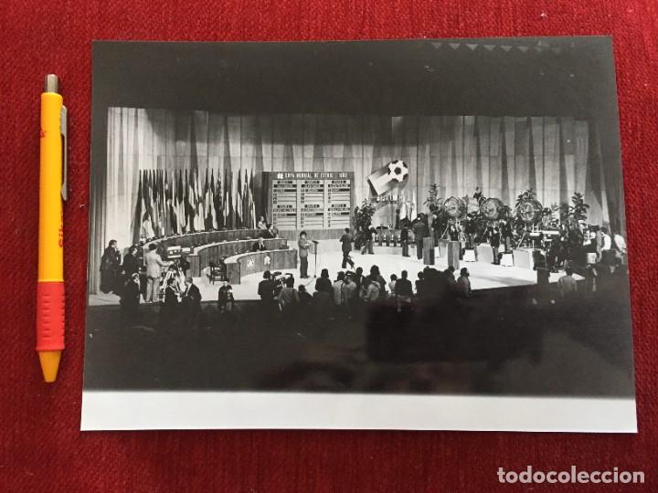Coleccionismo deportivo: F19772 FOTO FOTOGRAFIA ORIGINAL MUNDIAL ESPA&Ntilde;A 82 SORTEO COPA MUNDIAL DE FUTBOL 1982