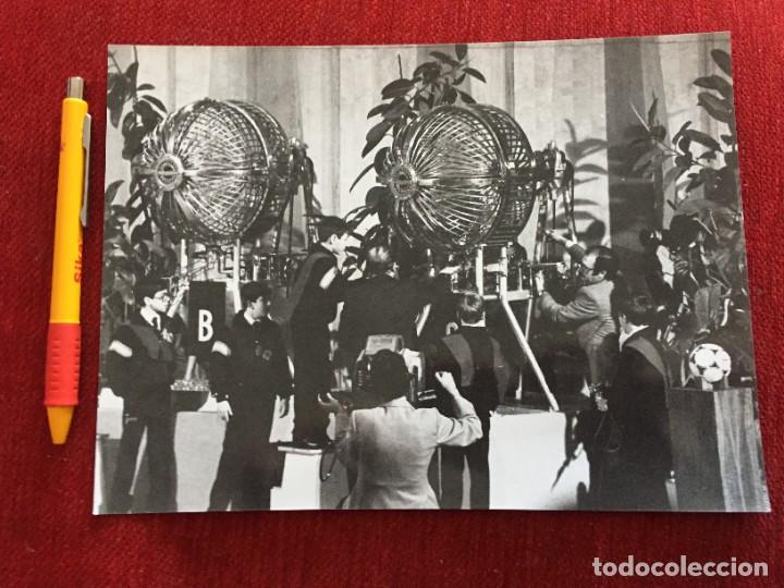 Coleccionismo deportivo: F19775 FOTO FOTOGRAFIA ORIGINAL MUNDIAL ESPA&Ntilde;A 82 SORTEO COPA MUNDIAL DE FUTBOL 1982 BOMBOS