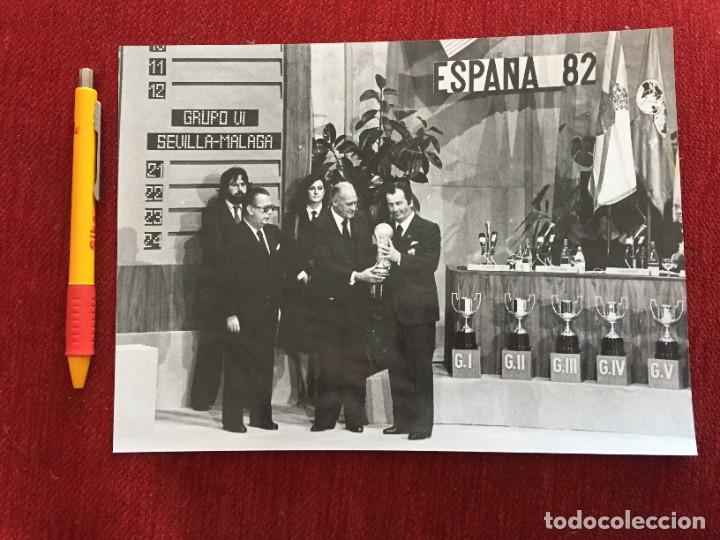 Coleccionismo deportivo: F19781 FOTO FOTOGRAFIA ORIGINAL MUNDIAL ESPA&Ntilde;A 82 SEDE REAL COMITE ORGANIZADOR SORTEO FIFA 1982