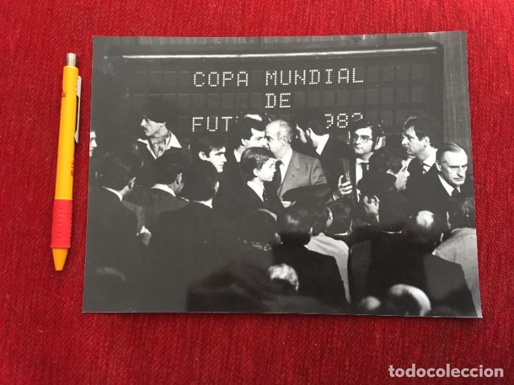 Coleccionismo deportivo: F19788 FOTO FOTOGRAFIA ORIGINAL MUNDIAL ESPA&Ntilde;A 82 COPA MUNDIAL FUTBOL SORTEO 1982