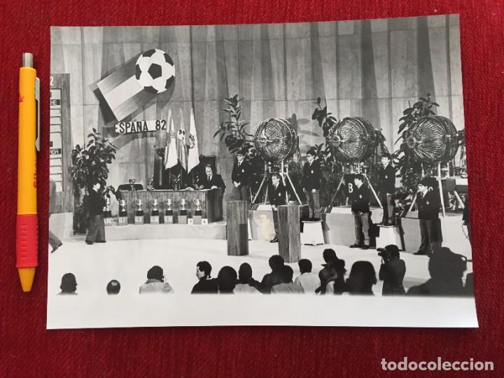 Coleccionismo deportivo: F19791 FOTO FOTOGRAFIA ORIGINAL MUNDIAL ESPA&Ntilde;A 82 COPA MUNDIAL FUTBOL SORTEO 1982 FIFA
