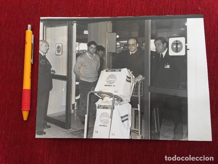 Coleccionismo deportivo: F19794 FOTO FOTOGRAFIA ORIGINAL MUNDIAL ESPA&Ntilde;A 82 TRANSPORTADORA DE CAUDALES 50 ANIVERSARIO 1982